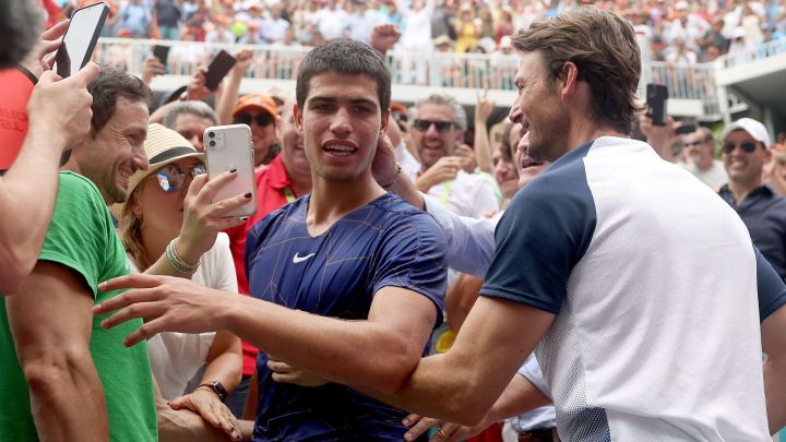 MIAMI GARDENS, FLORIDA - APRIL 03: Carlos Alcaraz of Spain celebrates with Juan Carlos Ferrero after defeating Casper Ruud of Norway during the men's final of the Miami Open at Hard Rock Stadium on April 03, 2022 in Miami Gardens, Florida.   Matthew Stockman/Getty Images/AFP == FOR NEWSPAPERS, INTERNET, TELCOS & TELEVISION USE ONLY ==