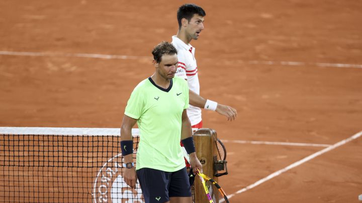 Novak Djokovic and Rafa Nadal, after greeting each other at the end of the Roland Garros 2021 semifinal match.