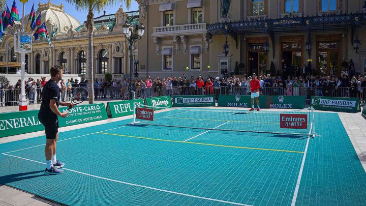 Djokovic and Wawrinka give a mini-tennis exhibition