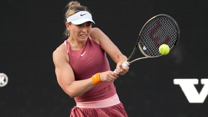 Spanish tennis player Paula Badosa returns a ball against Claire Liu at the Charleston tournament.