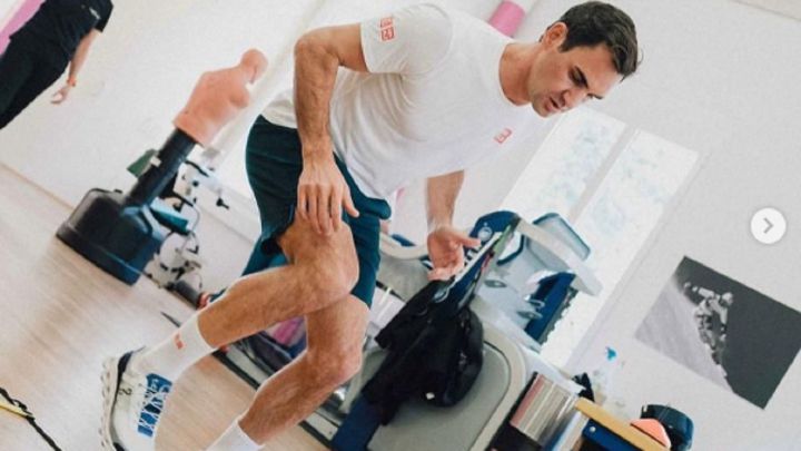 El tenista suizo Roger Federer realiza ejercicios de rehabilitación tras su operación de rodilla en la fase final de su recuperación.