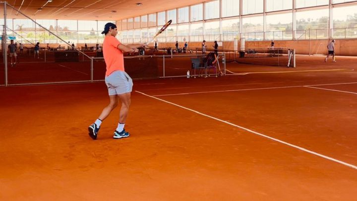 El tenista español Rafa Nadal entrena sobre las pistas de arcilla de la Rafa Nadal Academy by Movistar.