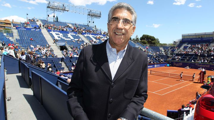 Former Spanish tennis player Manolo Orantes poses in an interview for AS during the 2012 Conde de Godó Trophy.