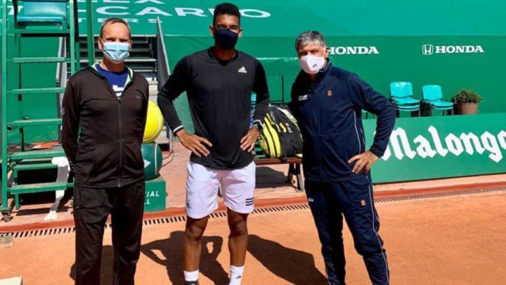 El tenista canadiense Felix Auger-Aliassime posa con sus entrenadoras Frederic Fontang y Toni Nadal antes del Masters 1.000 de Montecarlo 2021.