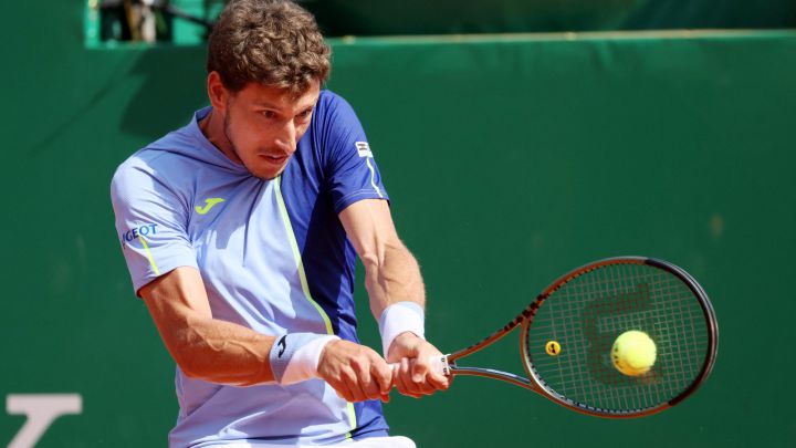 Spanish tennis player Pablo Carreño returns a ball during his match against Alexander Zverev at the Masters 1,000 in Monte Carlo.