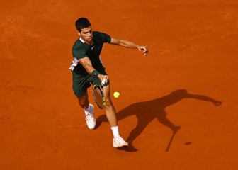 Alcaraz debuta en Barcelona sufriendo