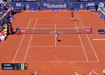 Sobrevive a todo: la volea de Alcaraz que abrió el camino a la final para locura de la grada