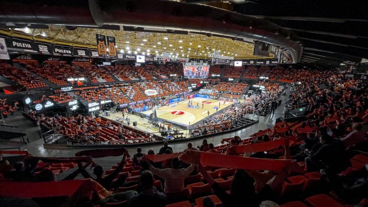 Image of the Fuente de San Luis Pavilion in Valencia during a basketball game with capacity restrictions due to the coronavirus pandemic.  The venue will host the group stage of the 2022 Davis Cup.