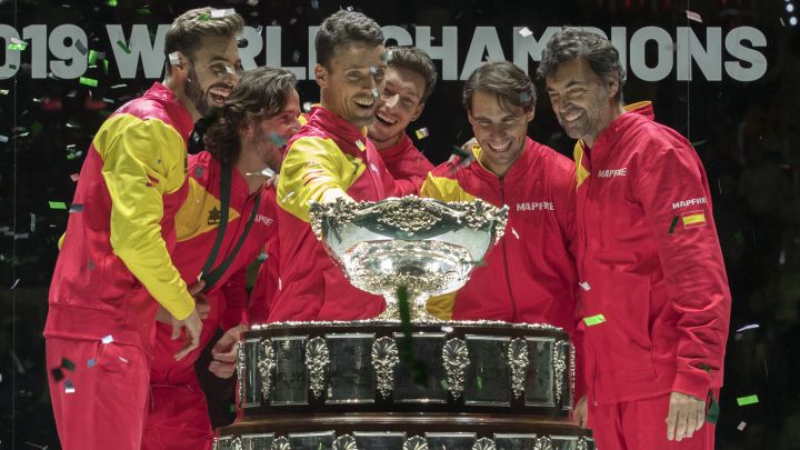 The Spanish team poses with the 2019 Davis Cup Finals champions salad bowl.