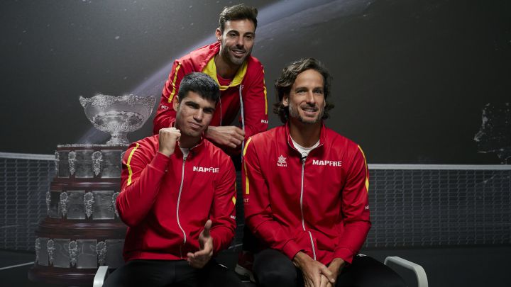 The tennis player and director of the Mutua Madrid Open Feliciano López poses with Carlos Alcaraz and Marcel Granollers during the 2021 Davis Cup.
