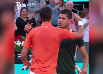 La icónica pleitesía de Djokovic a Alcaraz en la red tras caer con él