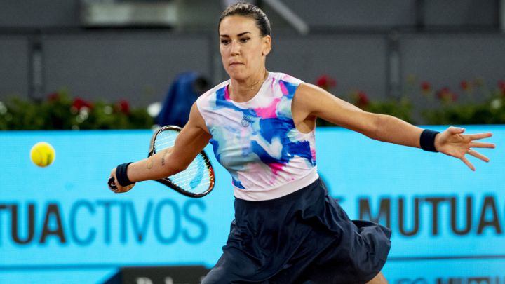 La tenista española Nuria Párrizas devuelve una bola durante un partido en el Mutua Madrid Open.