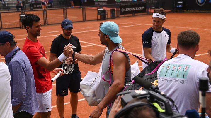 Djokovic y Nadal se saludan en Roma. 