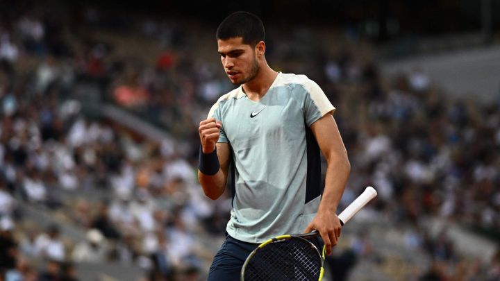 Spanish tennis player Carlos Alcaraz celebrates a point during his match against Juan Ignacio Londero in the first round of Roland Garros on the Philippe Chatrier court.