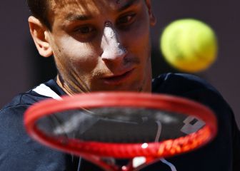 Carabelli juega con una brecha tras desmayarse en el hotel