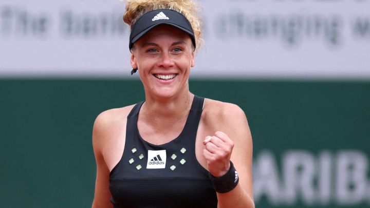 Tennis - French Open - Roland Garros, Paris, France - May 26, 2022 France's Leolia Jeanjean celebrates winning her second round match against Czech Republic's Karolina Pliskova REUTERS/Yves Herman