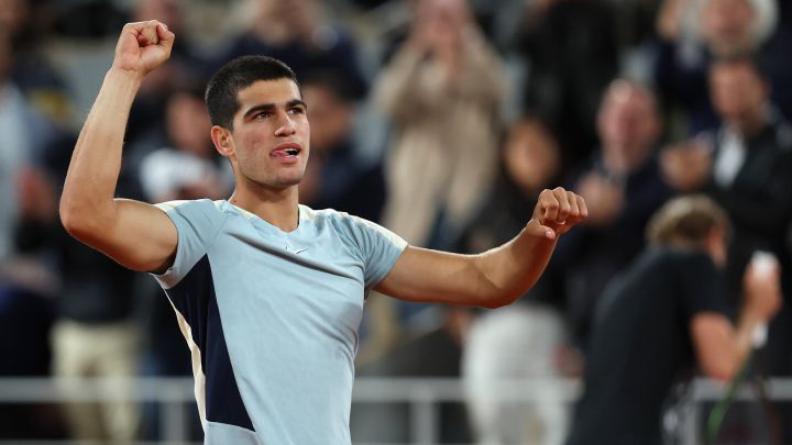 PARIS, FRANCE - MAY 27: Carlos Alcaraz of Spain celebrates victory against Sebastian Korda of USA during the Men's Singles Third Round match on Day 6 of The 2022 French Open at Roland Garros on May 27, 2022 in Paris, France.  (Photo by Clive Brunskill/Getty Images)