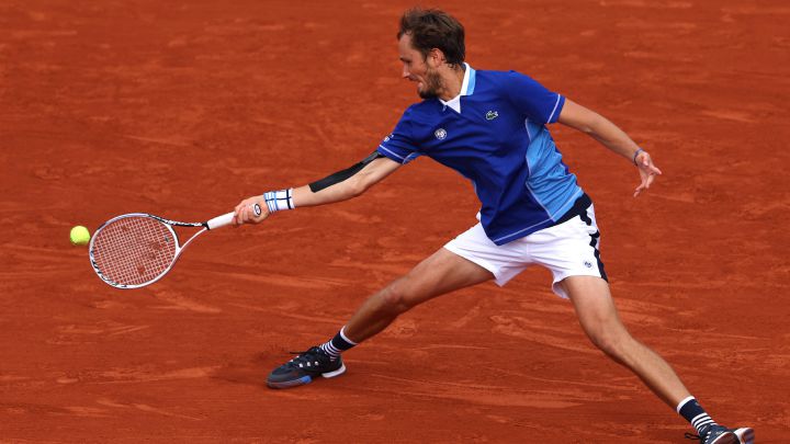 PARIS, FRANCE - MAY 28: Daniil Medvedev plays a forehand against Miomir Kecmanovic of Serbia during the Men's Singles Third Round match on Day 7 of The 2022 French Open at Roland Garros on May 28, 2022 in Paris, France.  (Photo by Clive Brunskill/Getty Images)