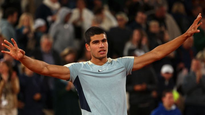 Spanish tennis player Carlos Alcaraz celebrates his victory against Russian Karen Khachanov in the round of 16 at Roland Garros.
