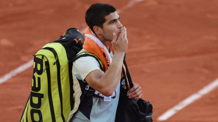 Tennis - French Open - Roland Garros, Paris, France - May 31, 2022 Spain's Carlos Alcaraz reacts after losing his quarter final match against Germany's Alexander Zverev REUTERS/Pascal Rossignol