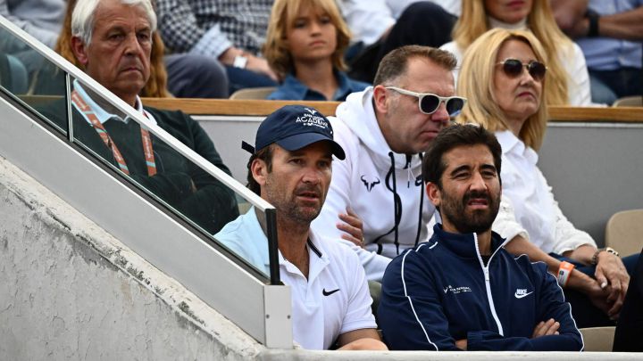 Carlos Moya (2L), coach of Rafael Nadal, watch the men\'s singles match between Netherlands\' Botic Van De Zandschulp and Spain\'s Rafael Nadal on day six of the Roland-Garros Open tennis tournament at the Court Suzanne-Lenglen in Paris on May 27, 2022. (Photo by Anne-Christine POUJOULAT / AFP)