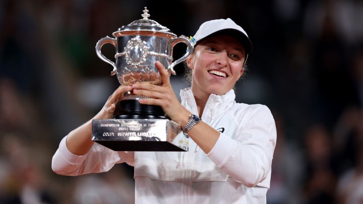 PARIS, FRANCE - JUNE 04: Iga Swiatek of Poland celebrates with the trophy after winning against Coco Gauff of The United States during the Women’s Singles final match on Day 14 of The 2022 French Open at Roland Garros on June 04, 2022 in Paris, France.  (Photo by Clive Brunskill/Getty Images)
