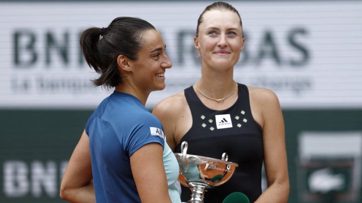 Tennis - French Open - Roland Garros, Paris, France - June 5, 2022 France\'s Caroline Garcia and Kristina Mladenovic pose with trophy after winning the women\'s doubles final against Cori Gauff and Jessica Pegula of the U.S. REUTERS/Yves Herman