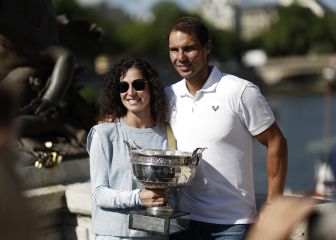 Rafa Nadal posa con su 14º Roland Garros en París