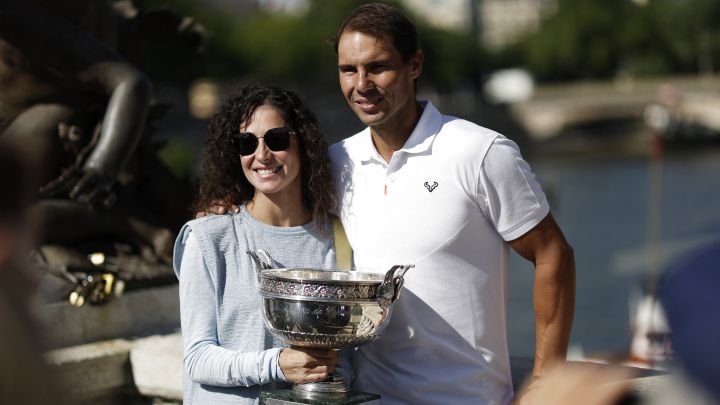 Rafa Nadal posa con su 14º Roland Garros en París