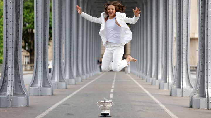 La tenista polaca Iga Swiatek celebra su victoria en Roland Garros en el tradicional posado para los fotógrafos en París.