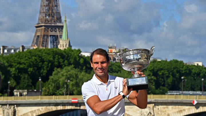 El tenista español Rafa Nadal posa con la Copa de los Mosqueteros, el trofeo de campeón de Roland Garros, con la Torre Eiffel de París de fondo