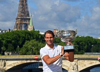 Nadal ya muestra su título de Roland Garros en París