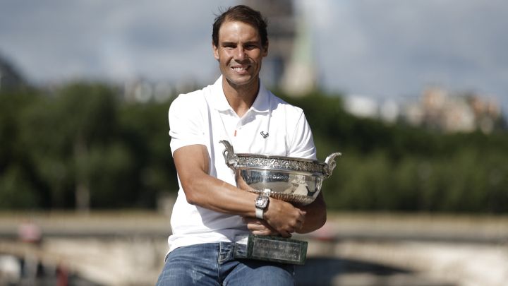 Tennis - French Open - Paris, France - June 6, 2022 Spain\'s Rafael Nadal poses on the Alexandre III bridge in front of the Eiffel Tower with the trophy after winning the men\'s singles French Open title REUTERS/Benoit Tessier