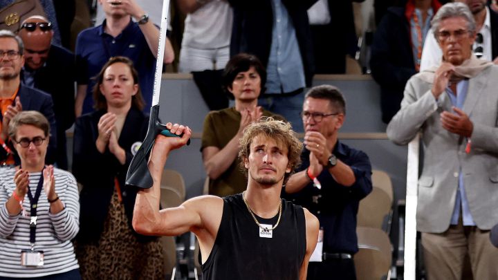 El tenista alemán Alexander Zverev saluda al público tras su retirada por lesión ante Rafa Nadal en las semifinales de Roland Garros 2022.