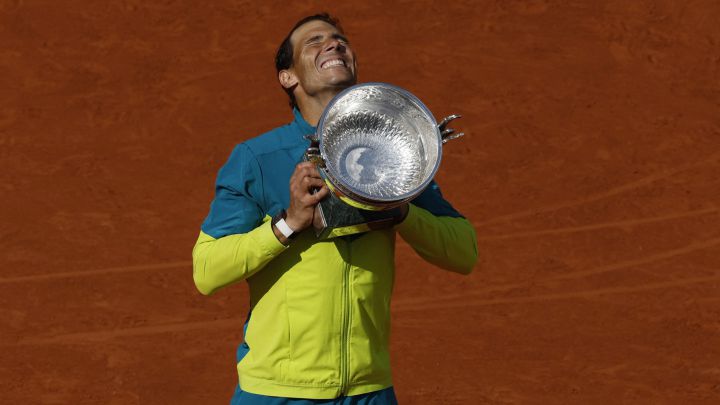 El tenista español Rafa Nadal levanta la Copa de los Mosqueteros tras ganar a Casper Ruud en la final de Roland Garros.