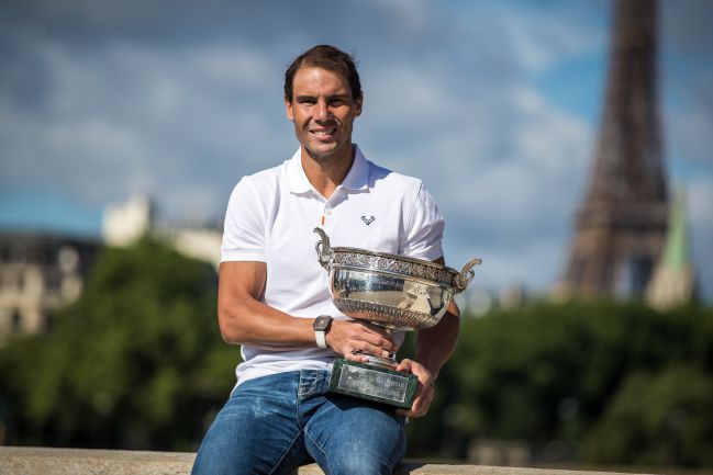 Paris (France), 06/06/2022.- Rafael Nadal of Spain poses with his trophy by the Eiffel Tower after winning the Men's final match at the Roalnd Garros French Open tennis tournament in Paris, France, 06 June 2022. Nadal won his fourteenth Roland Garros tournament on 05 June 2022. (Tenis, Abierto, Francia, España) EFE/EPA/CHRISTOPHE PETIT TESSON PUBLICADA 07/06/22 NA MA01 5COL PORTADA
