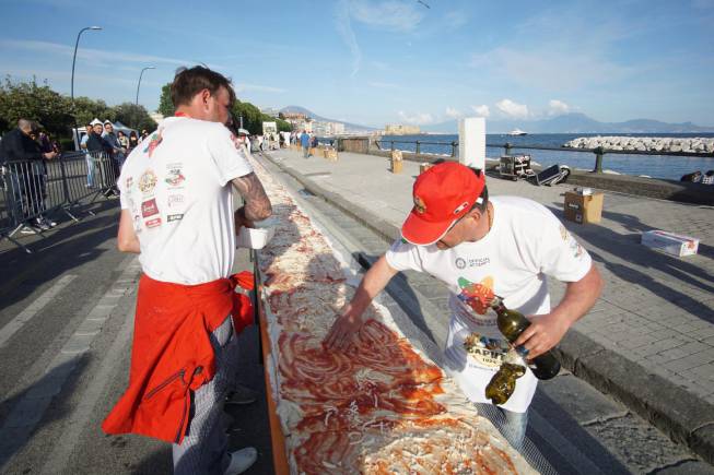 Record Guinness Asi Lograron La Pizza Mas Grande Del Mundo Con Casi 2km De Largo As Com