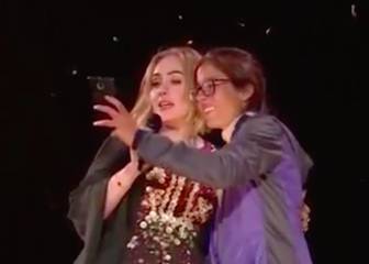 Adele eructa en la cara de una de sus fans durante un concierto