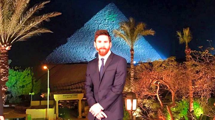 Lionel Messi ante las Pirámides de Giza en Egipto