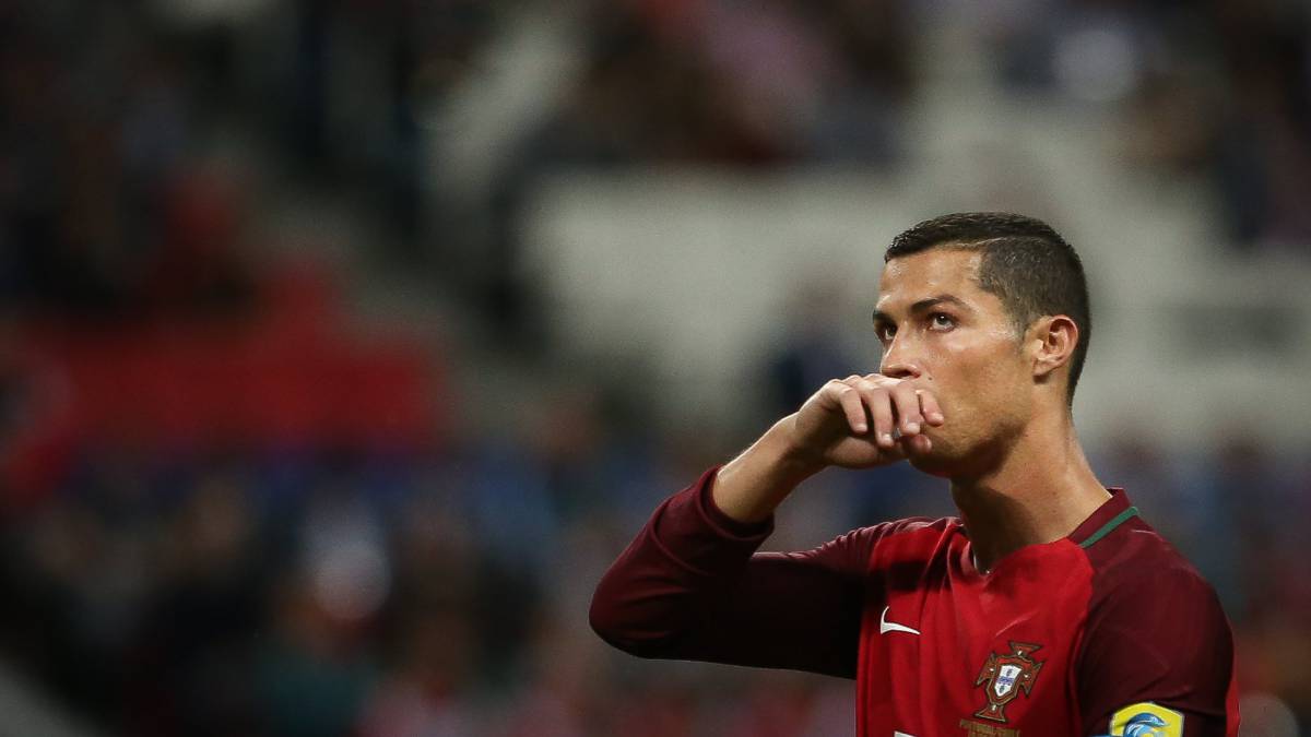 Cristiano Ronaldo tras el partido de Portugal ante Chile, horas antes de anunciar que ha sido padre de dos hijos.