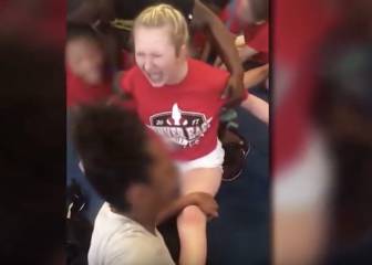 Una cheerleader es forzada a hacer una maniobra con una cruel técnica