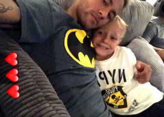Neymar se suma a celebrar el Batman Day junto a su hijo