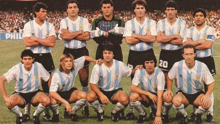 El 11 titular de la selección argentina en un partido del Mundial Italia 1990 con Maradona y Pedro Damián Monzón "Moncho". Foto Twitter