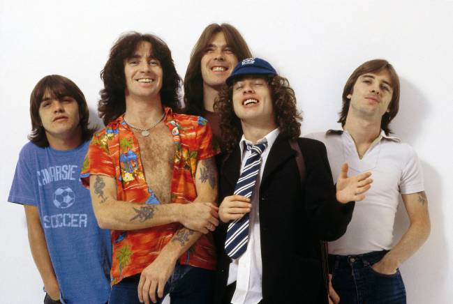 Malcolm Young, Bon Scott, Cliff Williams, Angus Young y Phil Rudd