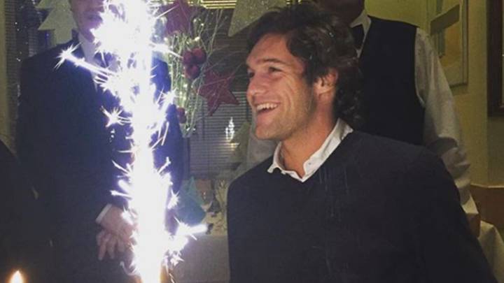 Marcos Alonso frente a la tarta con la que celebra su 27 cumpleaños.