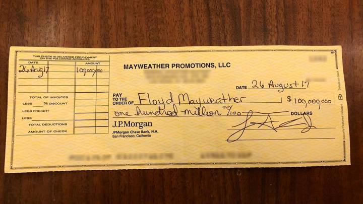 Mayweather presume del cheque por pelear con McGregor
