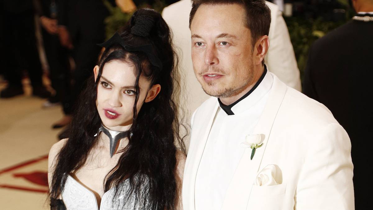 Elon Musk sale con la cantante Grimes tras su separación ...