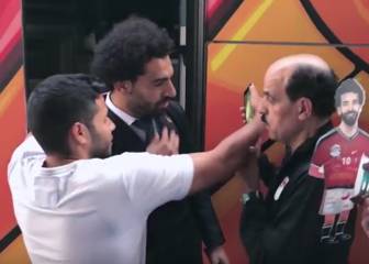 Mohamed Salah reacts to selfie-fan touching injured shoulder