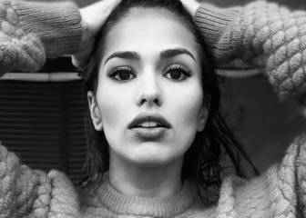 Sara Sálamo posando en una imagen en blanco y negro con las manos sobre la cabeza. Foto Instagram @sarasalamo