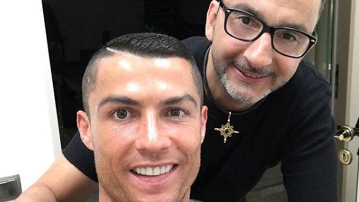 El peluquero de Cristiano Ronaldo junto al futbolista.